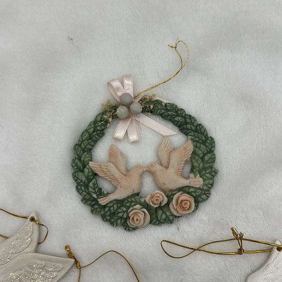 Christmas Ornaments Lot of (4) Resin 3- Doves & 1- Wreath with Doves & Roses - Picture 2 of 7